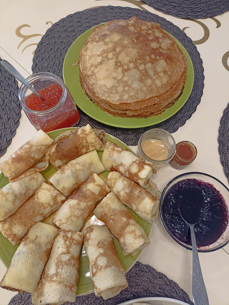 Наши блины. Я больше всего люблю с чёрной смородиной и фаршированные мясом. А вы? 