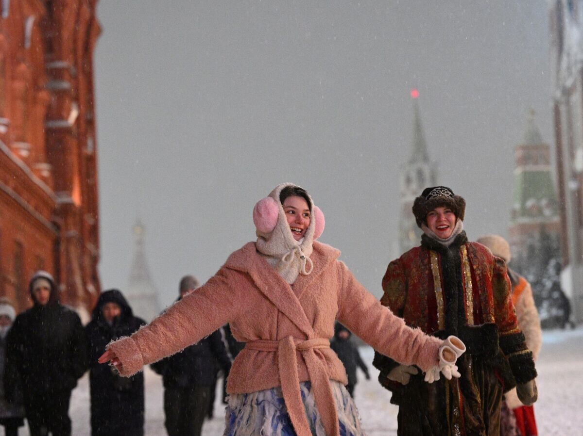    Горожане гуляют во время снега на Красной площади в Москве | © РИА Новости / Кирилл Зыков