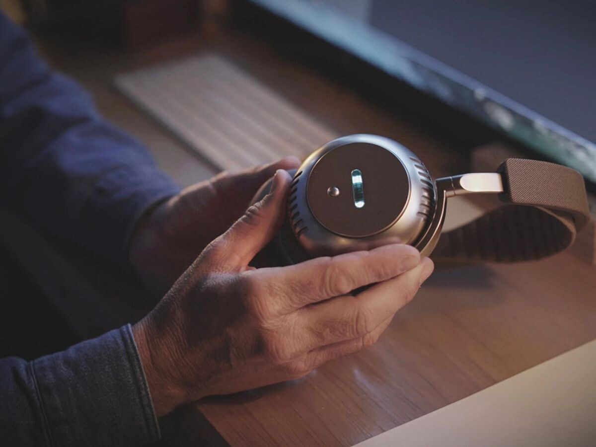    Наушники Ecoute TH2 комплектуются ламповым предусилителем