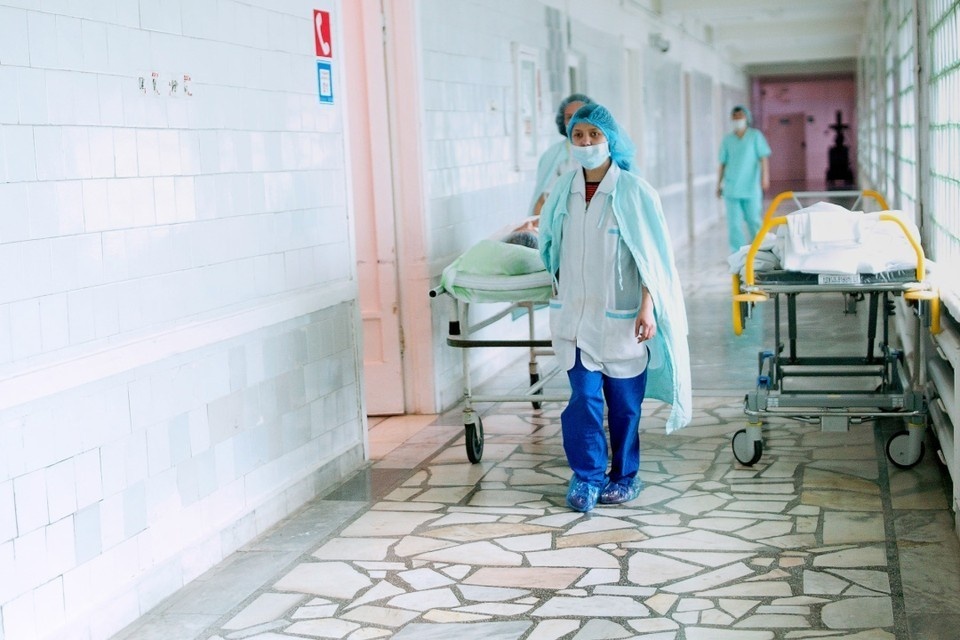    Два года женщина с помощью капель пыталась избавиться от заложенности носа, а в итоге у нее нашли опухоль. Алексей БУЛАТОВ