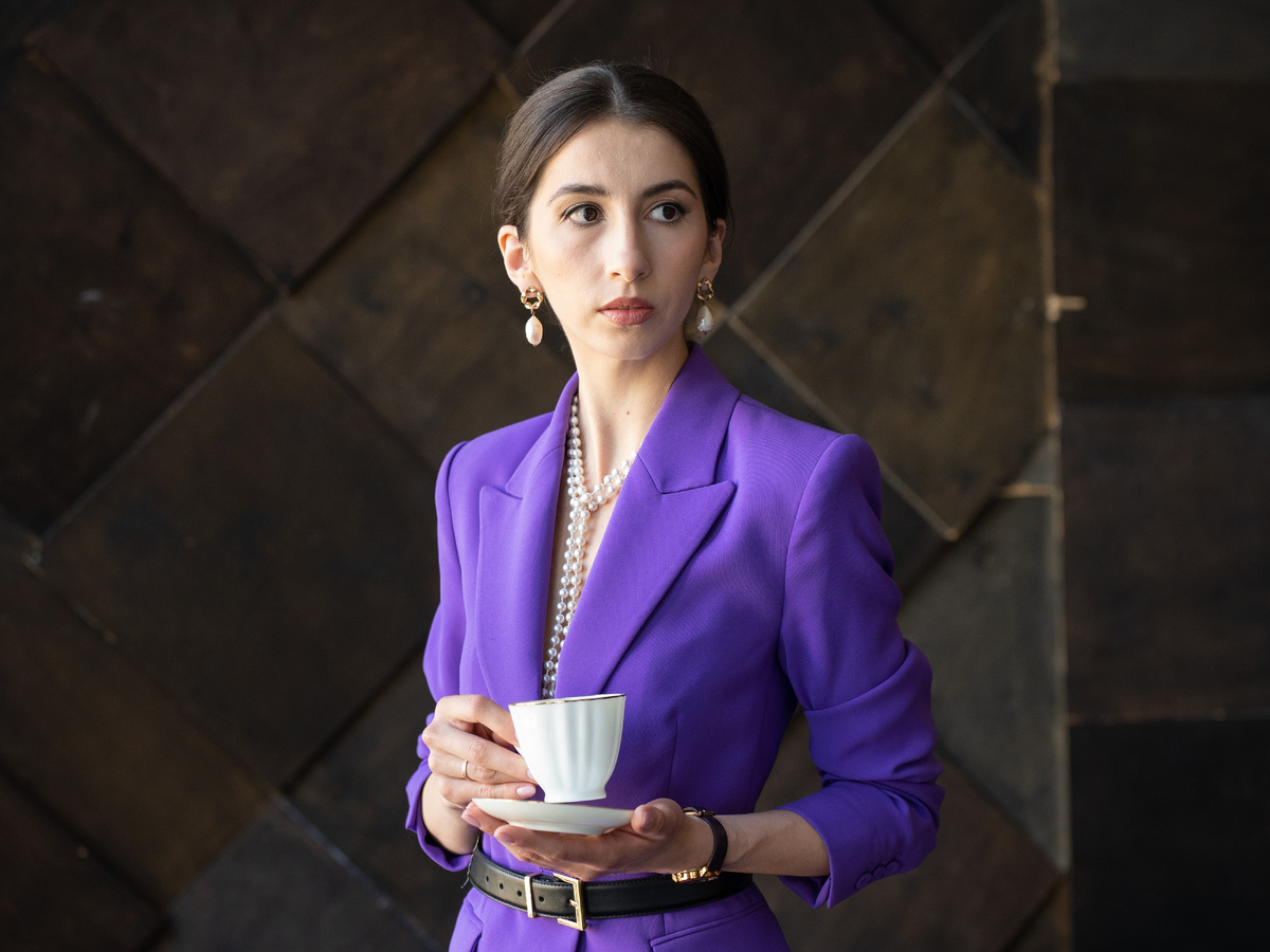 Меня зовут Анастасия Мурзаева, я клинический психолог. Помогаю женщинам выходить из повторяющихся сценариев, обретать внутреннюю опору и строить отношения, в которых не нужно терять себя.