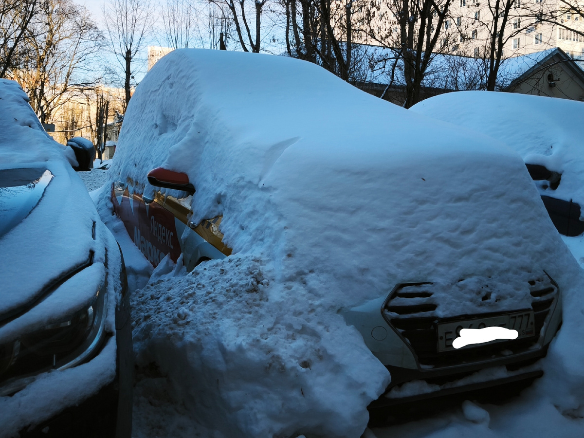 Кто-то из коллег и не думает о работе!