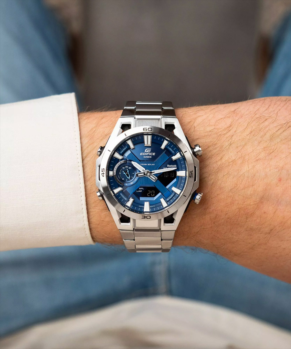Bluetooth-синхронизация — важная функция в часах Casio. Бренд напоминает об этом — в часах Edifice ECB-2300D-2A название размещено над стрелкой на циферблате
