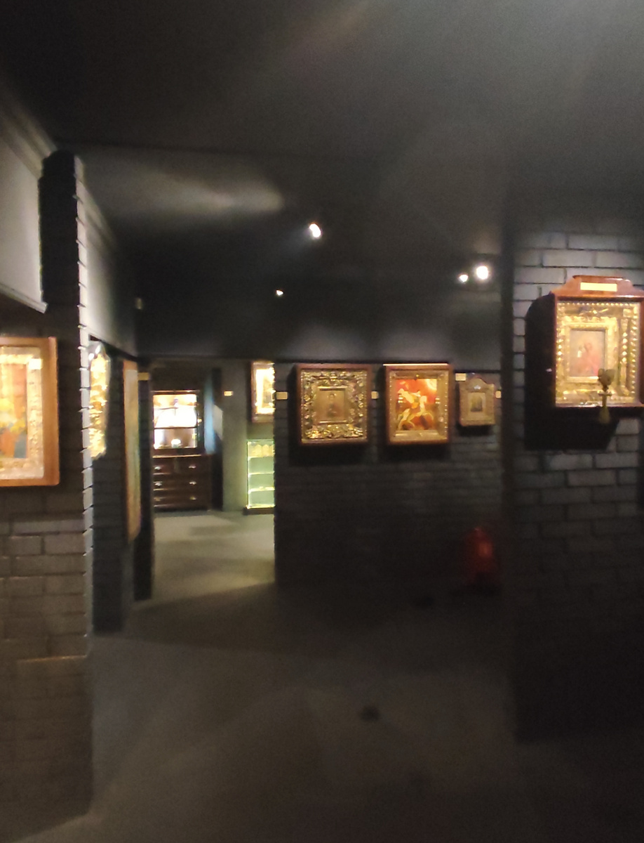 Внутри музея икон 