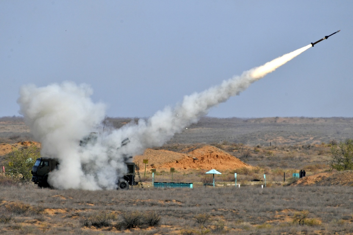    Комплекс "Панцирь-С" защищает объекты не только от ракет, но и от самолетов, вертолетов и беспилотников./РИА Новости
