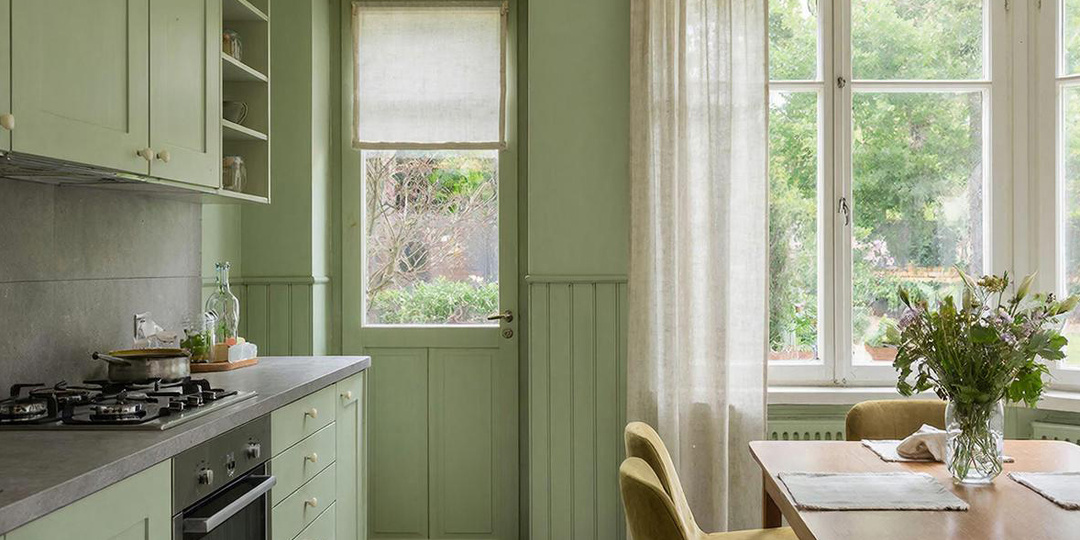 Тренд 2026 года – оттенки зеленого в кухонных интерьерах загородных домов