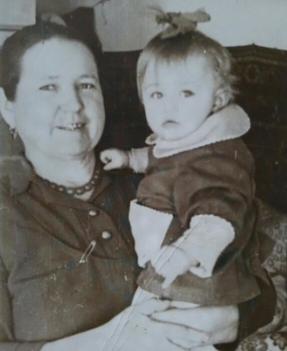    Маленькая Катя с бабушкой, в честь которой получила свое имя.