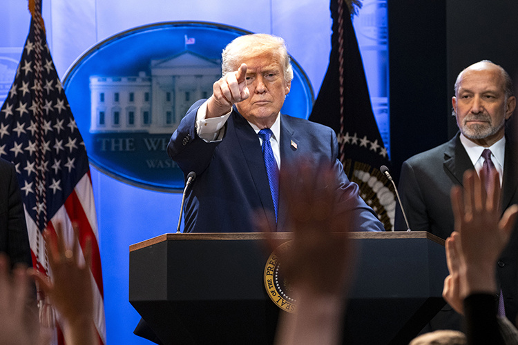    Дональд Трамп попытался закрыть политический и бюджетный вакуум «планом Б». Он объявил временный тариф по другой норме и затем поднял его до максимально разрешенных 15%.   
Фото: © Bonnie Cash — Pool via CNP / Keystone Press Agency / www.globallookpress.com