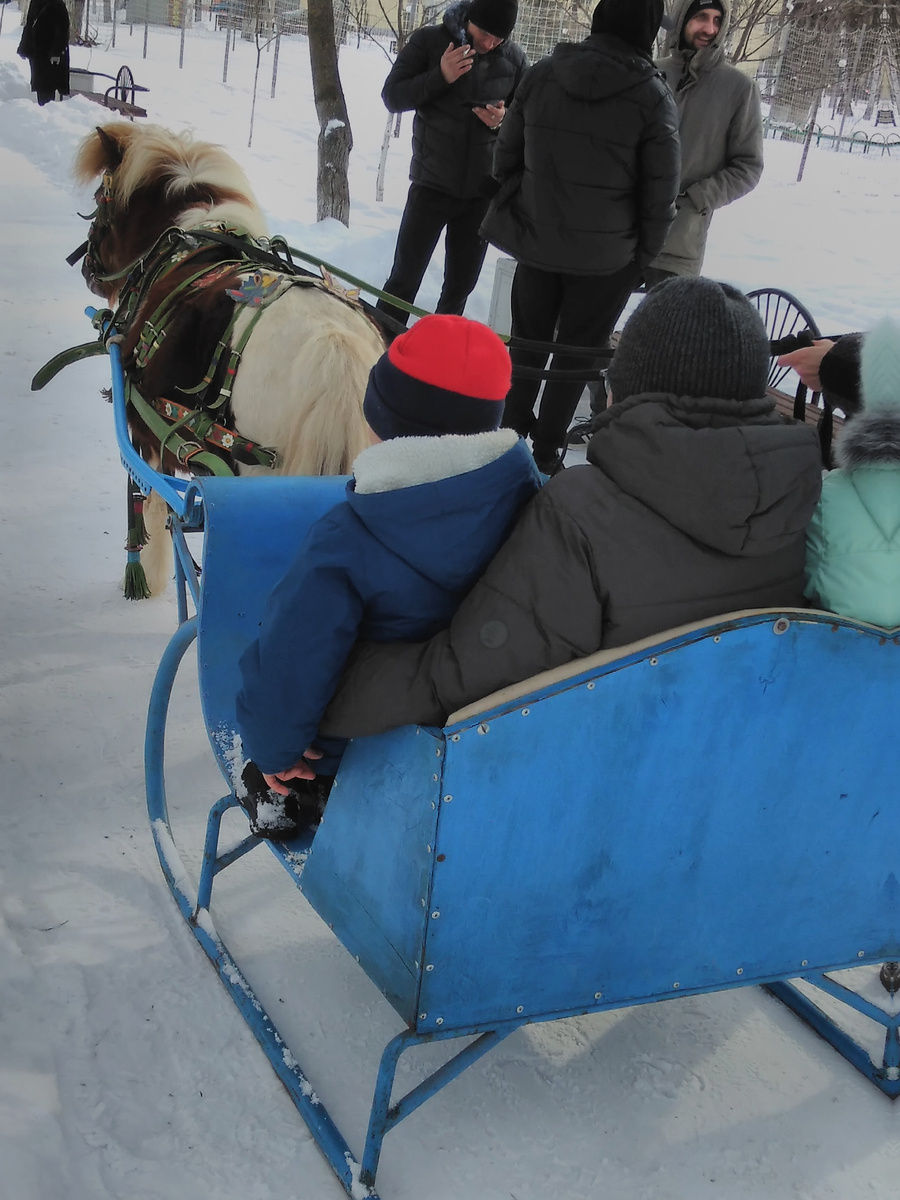 Последний день масленицы -катание на лошадке . Февраль.