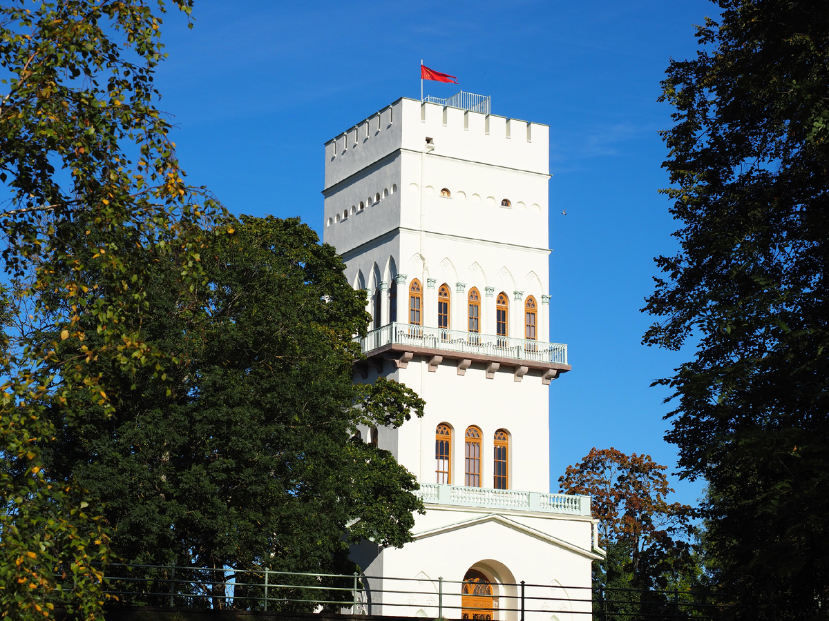 Белая башня в Александровском парке Царского Села 