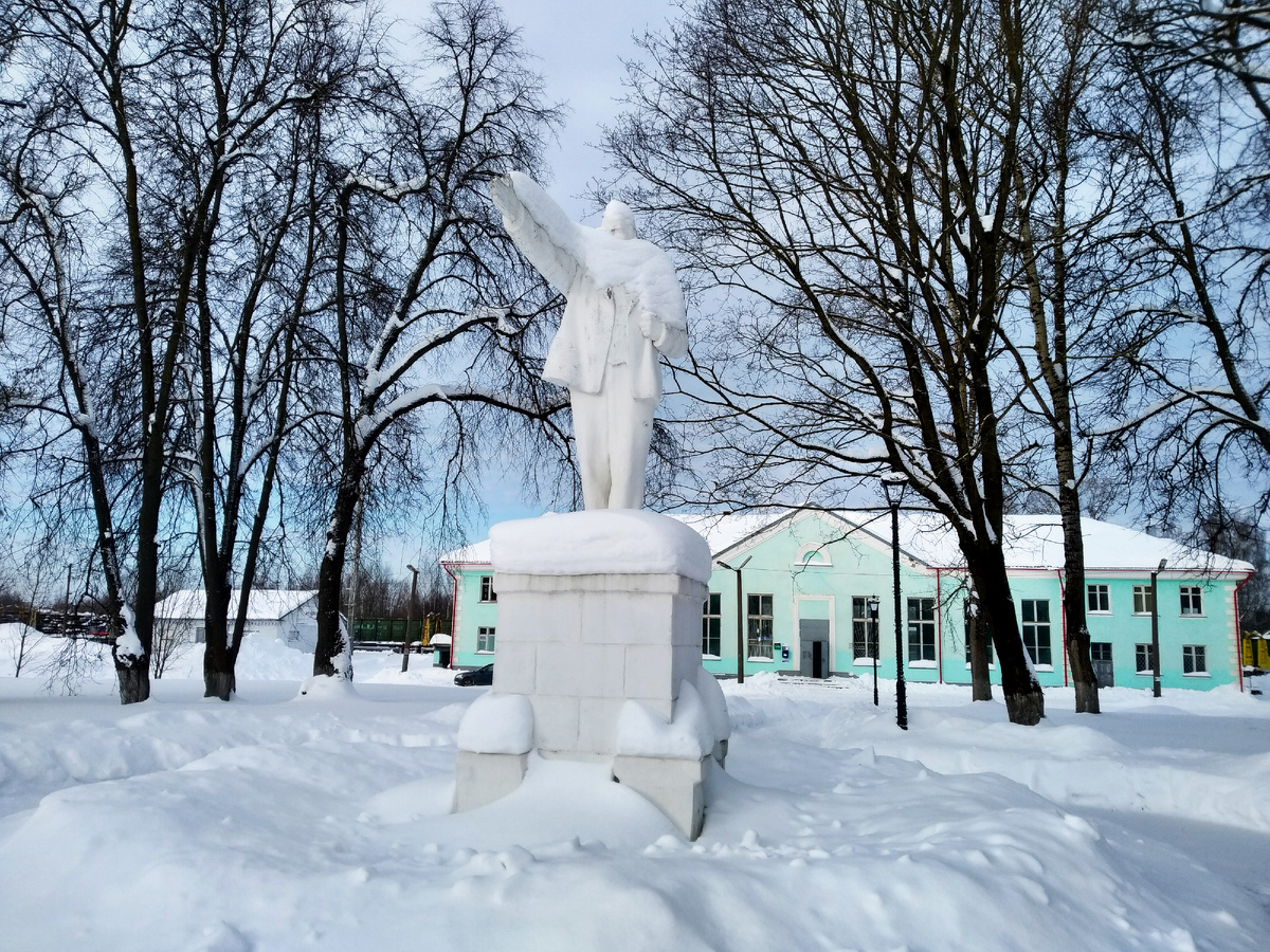 Памятник В.И. Ленину под снегом в 2026 году, фото автора