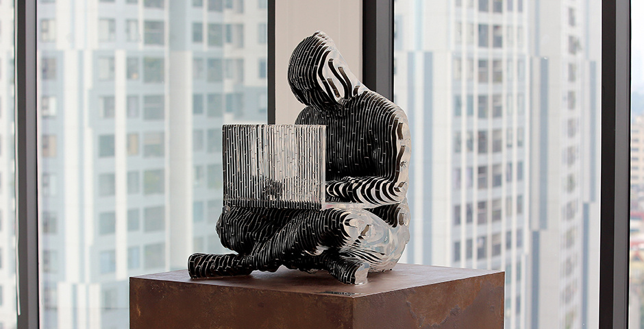 Исчезающая фигура Сатоши Накамото, анонимного создателя биткойна, в Ханое. Фото: Luong Thai Linh/EPA/ТАСС