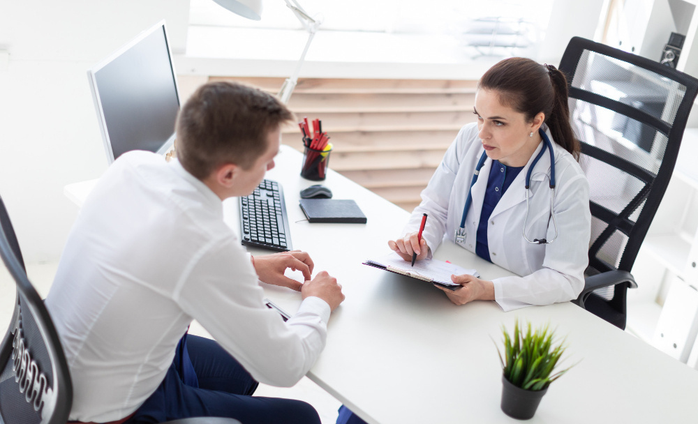 Принудительное лечение от алкоголизма: когда это возможно. (источник изображения: freepik.com)