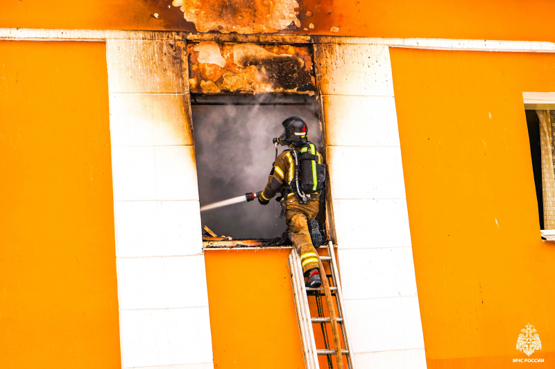    Опубликованы фото с пожара в жилом доме на Зареке в ПетрозаводскеМЧС