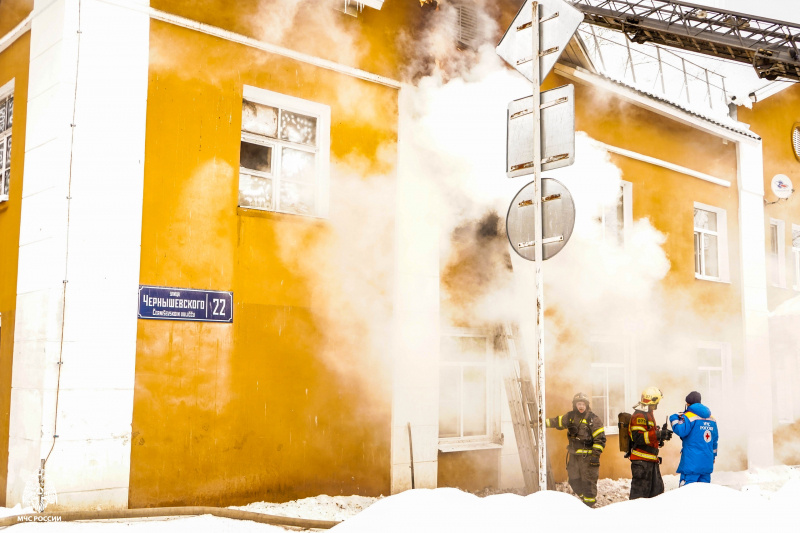    Опубликованы фото с пожара в жилом доме на Зареке в ПетрозаводскеМЧС