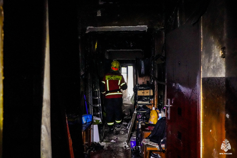    Опубликованы фото с пожара в жилом доме на Зареке в ПетрозаводскеМЧС