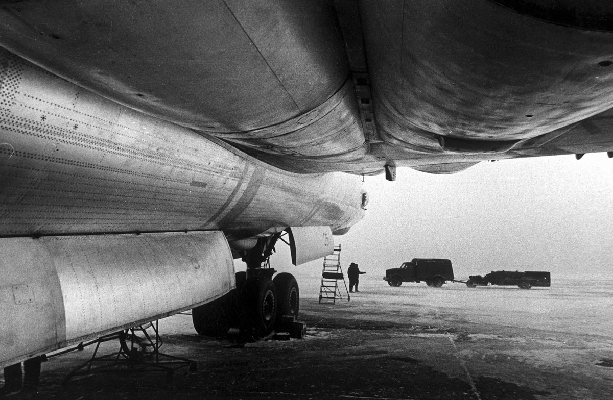 Самолет Мясищев М-4 готовится к учебной подвеске тяжелой фугасной бомбы ФАБ-9000. Фото: http://www.avsimrus.com/forum/uploads/monthly_10_2009/post-24125-1255354941,13.jpg