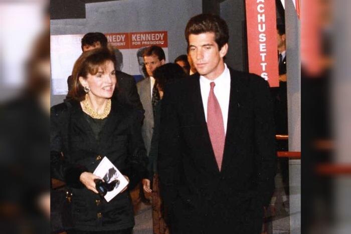 Джон Кеннеди – младший долго зависел от матери — Джеки Кеннеди. Фото © Wikipedia / John F. Kennedy Library and Museum