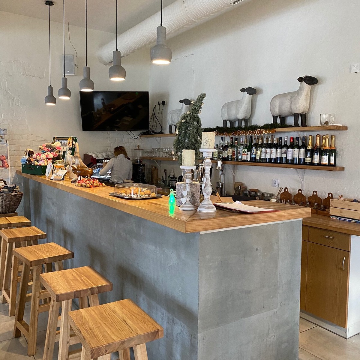 Внутри кафе выглядит довольно презентабельно. 