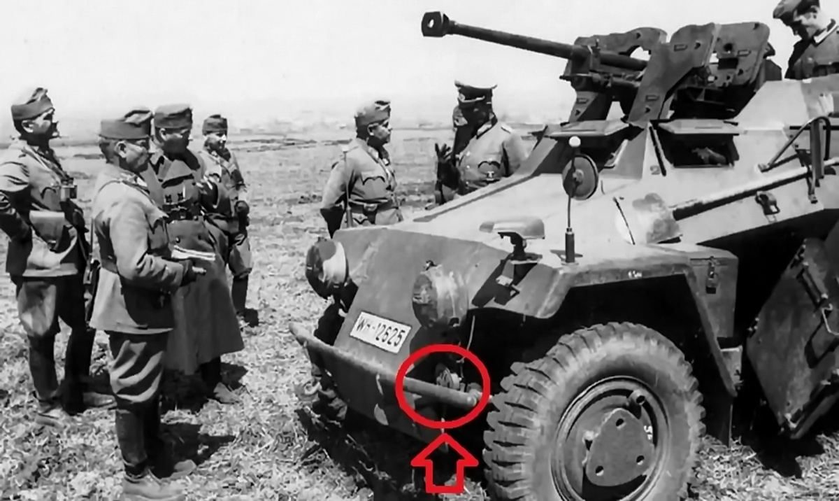 итальянских и испанских офицеров знакомят с Sd.Kfz.221 с ПТО s.Pz.B.41. Красным кругом на фото обведён звуковой сигнал БА. Бронезаслонки мехвода и боковые двери открыты для лучшего ознакомления с устройством БА. На бортах закреплён шанцевый инструмент.