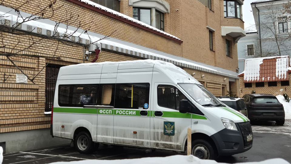 Судебные приставы у дома, где находится бывшая квартира певицы Ларисы Долиной