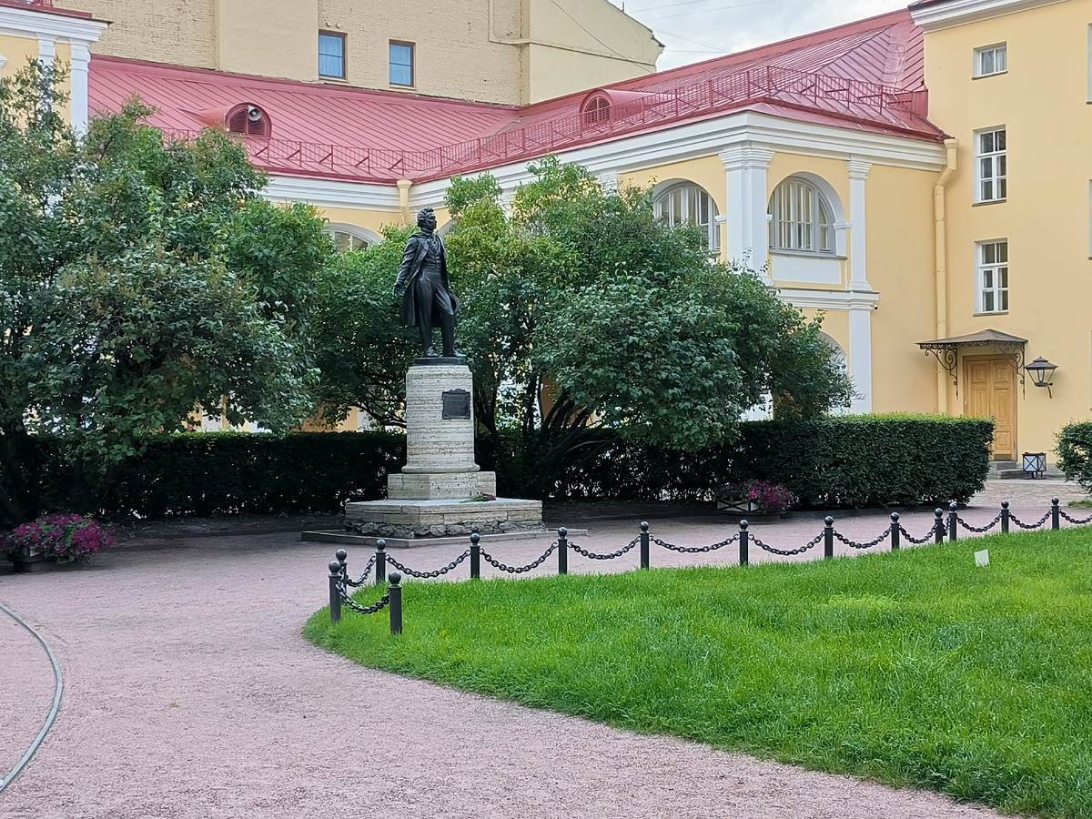 Памятник А. С. Пушкину работы скульптора Н. В. Дыдыкина и архитектора Н. А. Медведева установлен во дворе дома на набережной реки Мойки, 12. Фото автора.