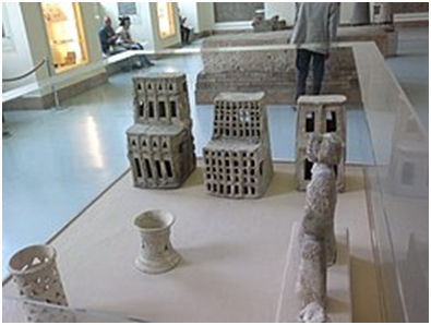 Инсталляция архаического храма Иштар с храмовым инвентарём (курильницы, ступенчатый алтарь) и статуэтками молящихся. Ашшур, ок. 2400 года до н. э., Музей Пергамон, Берлин