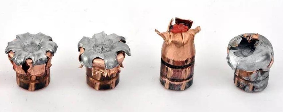 Пули патрона Hornady Critical Duty 135-grain 9mm+P, извлеченные из геля после стрельбы через различные препятствия (слева направо): просто гель, фанера, гипсокартон и листовая сталь (имитация автомобильной двери).