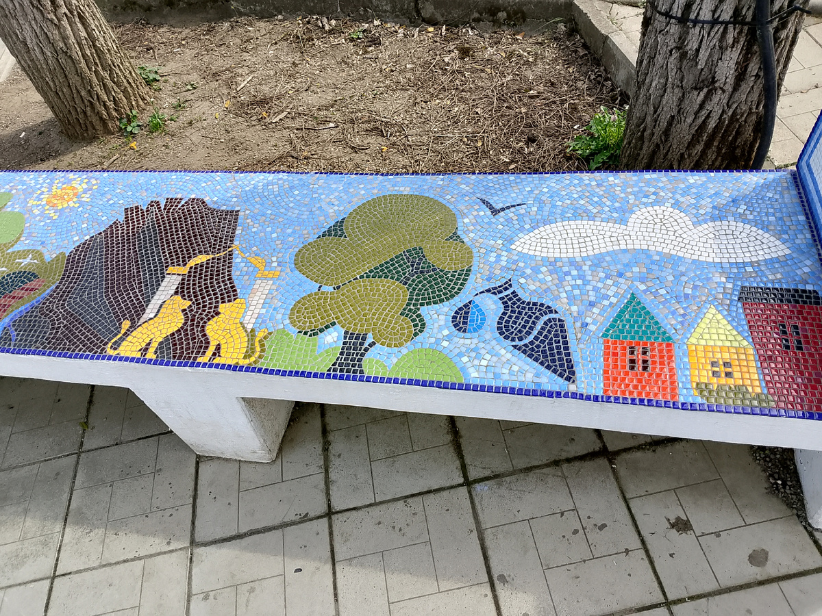 Мозаичная скамейка