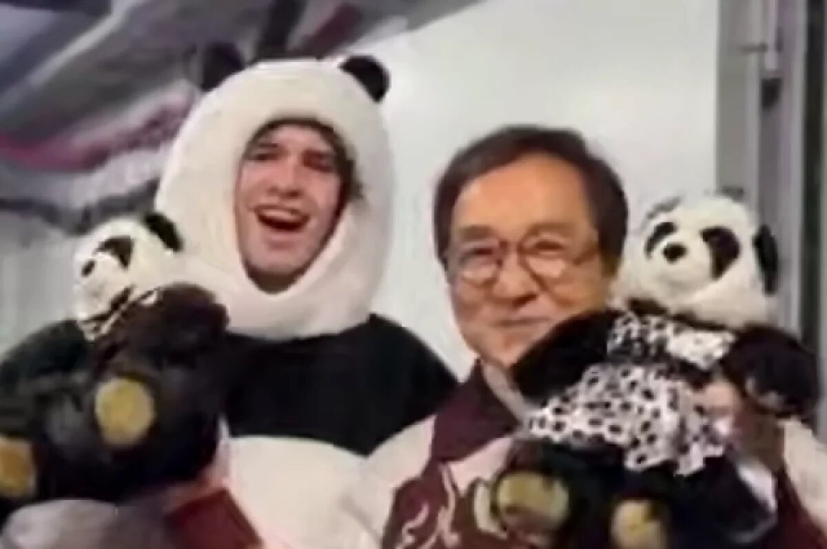    Джеки Чан поучаствовал в показательном номере чемпиона Олимпиады Шайдорова