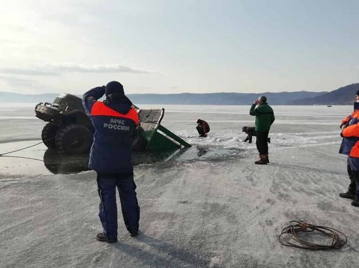    Грузовики провалились под лёд на Байкале | © МЧС РФ