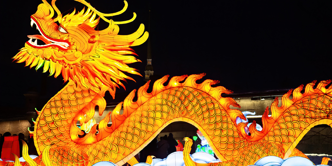 Фестиваль китайских фонарей у стен Петропавловской крепости в Петербурге