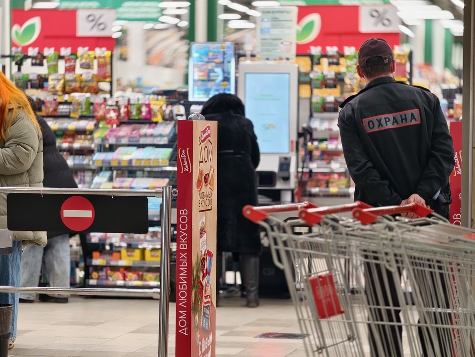    В рейде участвовали сотрудники различных подразделений полицейского Главка, включая миграционную службу и Спецполк. Алексей БУЛАТОВ