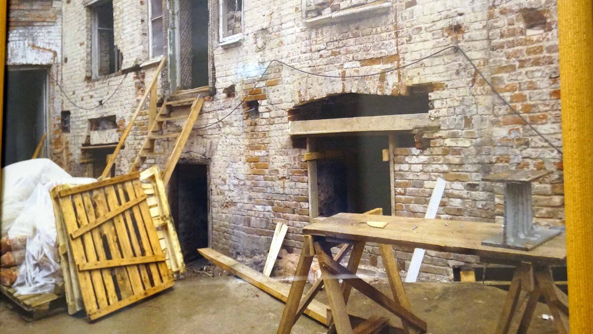 В музее можно увидеть фотографии, как дом общества врачей выглядел до реставрации. Листайте галерею, чтобы увидеть еще фото