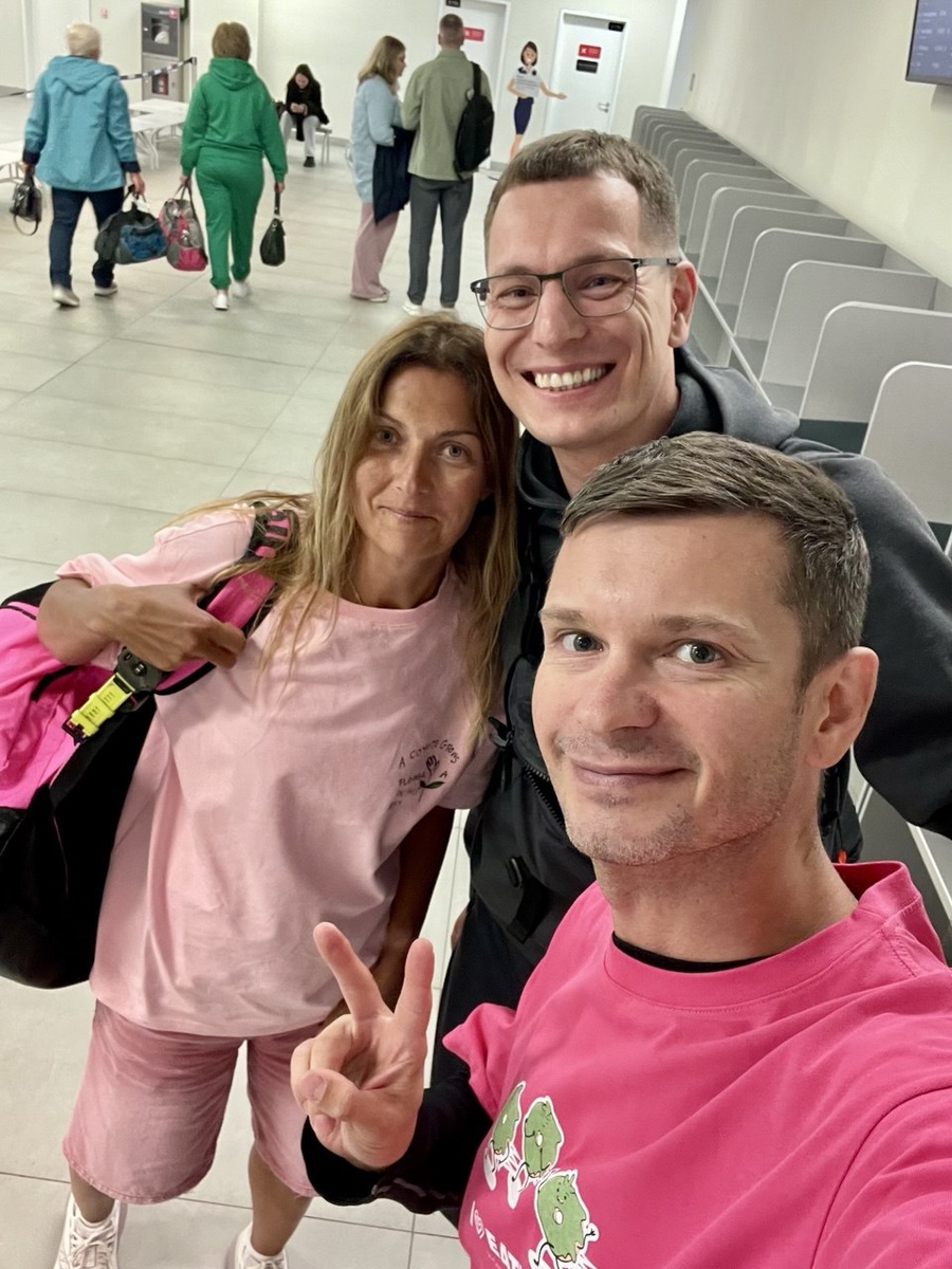 Вылетали втроем с Аней и Маратом. 