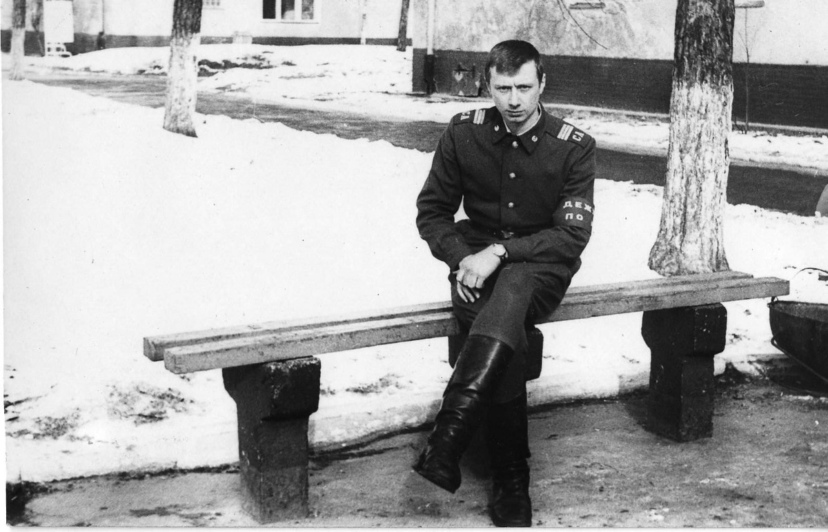 Дежурный по роте сержант Сергей Петухов...