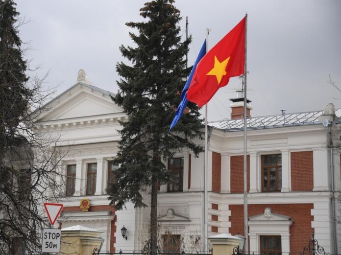    Российские нейросети трансформируют природные экосистемы Вьетнама, создавая 'цифровой тайфун'.