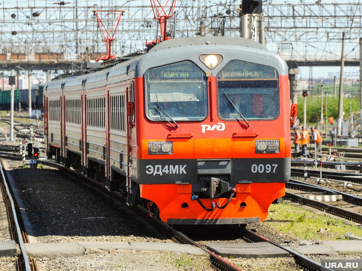     Пассажиров двух поездов обеспечили питанием, указано в сообщении