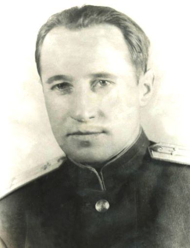 Овчинников Константин Ильич. В сентябре 1939 года откомандирован в распоряжение Главного Штаба ВВС. Был военно-воздушным атташе при Посольстве СССР в США.
С ноября 1942 – вновь ведущий инженер – лётчик-испытатель НИИ ВВС, с января 1944 – командир опытной авиаэскадрильи группы отделов моторов и топлив НИИ ВВС. На истребителе Р-39Q «Аэрокобра» с бортовым номером 220563 выполнялся испытательный полёт по определению расходов горючего на высоте 7.000 метров на режиме максимальной скорости горизонтального полёта. Во время разгона самолёта перед выходом на площадку на высоте 7.000 метров из-за недостаточной прочности конструкции хвостового оперения началось разрушение стабилизатора самолёта. Результатом этого явился переход истребителя на режим кабрирования и заклинение руля высоты, после чего самолёт перешёл в пикирование. Лётчик пытался вывести истребитель в горизонтальный полёт, но его попытки не увенчались успехом.
На высоте 1.500 метров К.И.Овчинникову всё же удалось уменьшить угол падения, но при выводе из пикирования из-за возникших перегрузок отлетела правая половина руля высоты. Вследствие этого самолёт перешёл в правый плоский штопор и плашмя упал на землю в 6 километрах северо-западнее деревни Рахманово, в 20 метрах от обочины Ярославского шоссе. Лётчик погиб 27 апреля 1944 года.