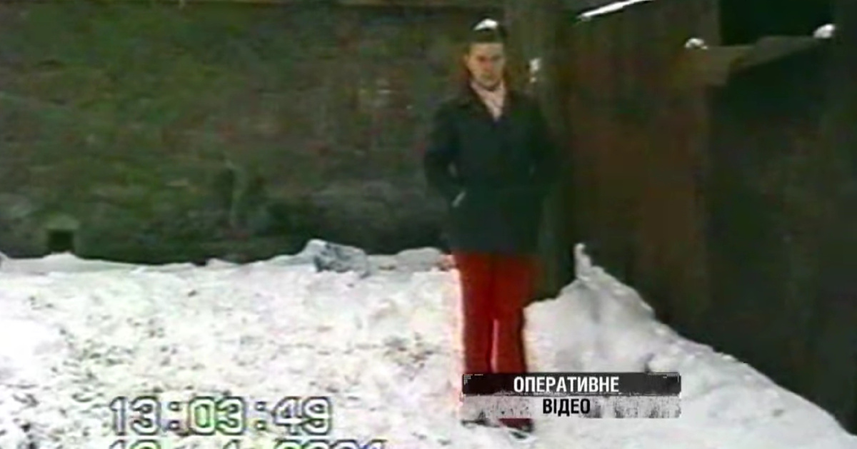 Ирина Ерохина смогла сбежать от маньяка и сдала его милиции. Она показала, где он спрятал свою последнюю жертву - за гаражами у дома.