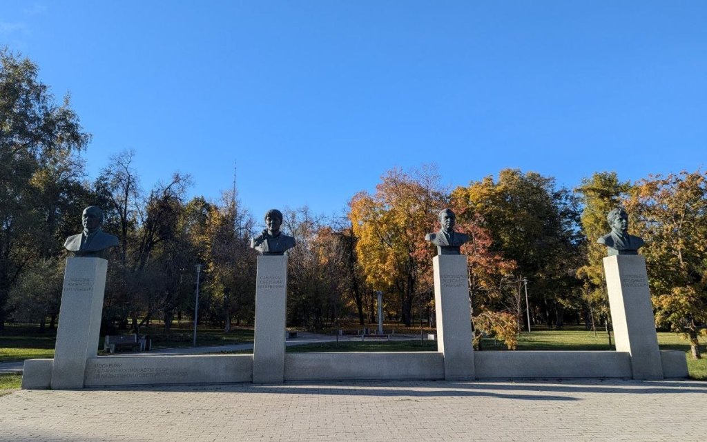 Космонавты-москвичи. Александров - третий слева (или второй справа). Фото моё, 2024