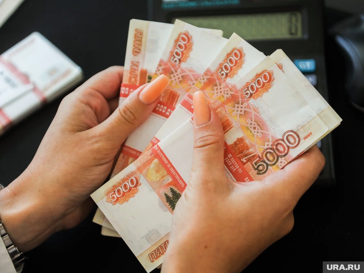    Деньги оказались самым популярным подарком, который хотели бы получить мужчины