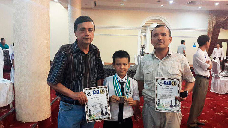    (Слева направо) Отец Нодирбека Абдусатторова Фазлиддин, Нодирбек Абдусатторов и его тренер Дмитрий Каюмов.