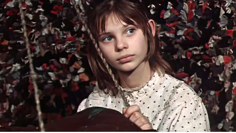 Ольга Машная в роли Аночки Порубакиной («Первые радости»)