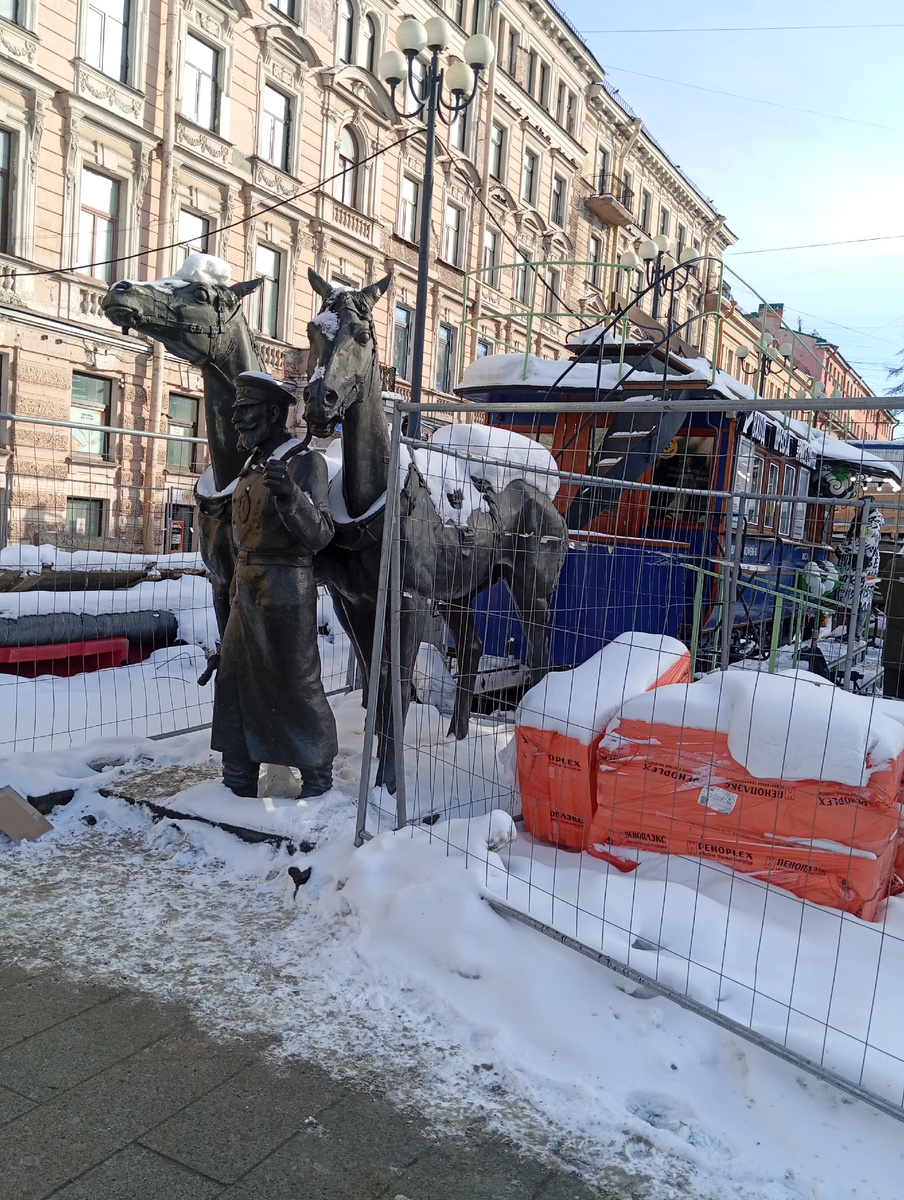 Известный памятник конке. Конно-железная дорога, распространëнная в столице Российской империи во второй половине XIX века.. 