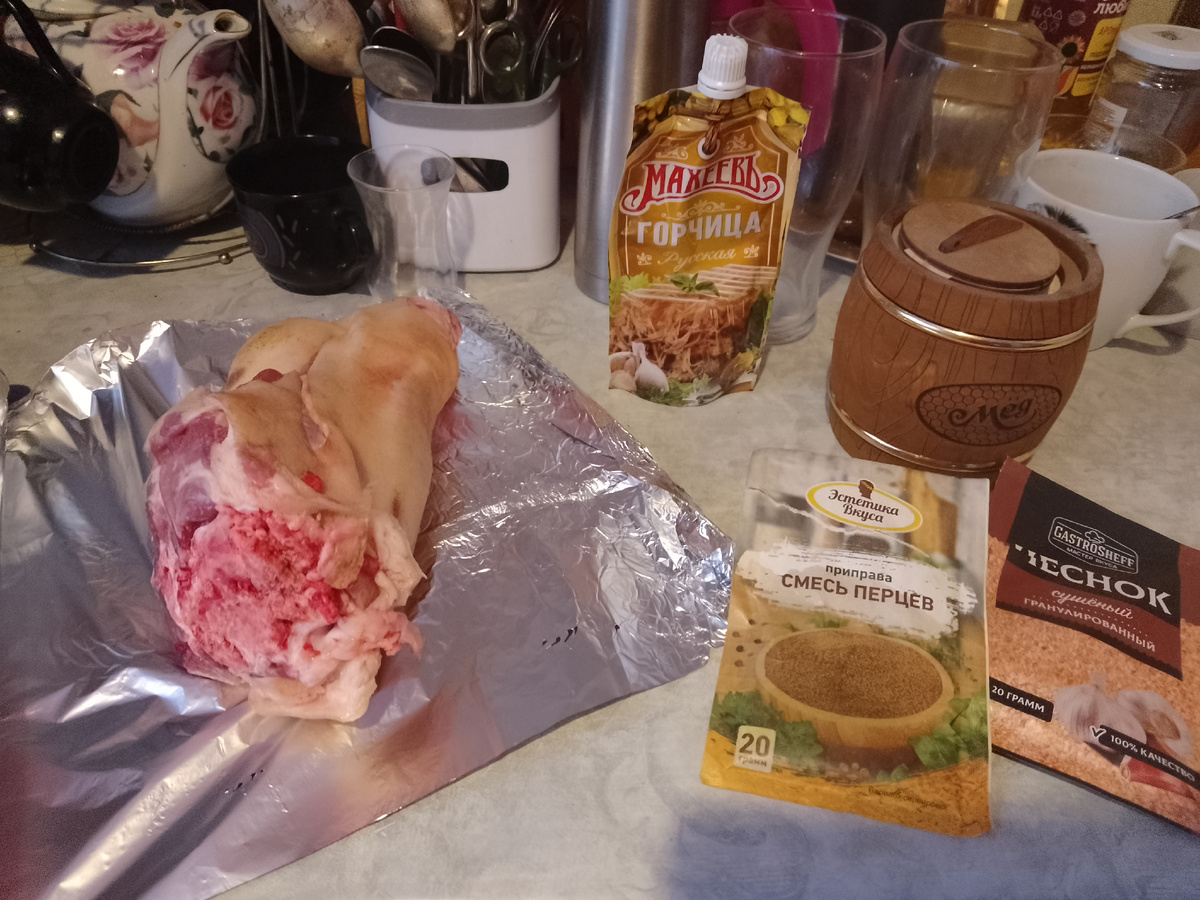 Фото автора, запекают рульку в фольге