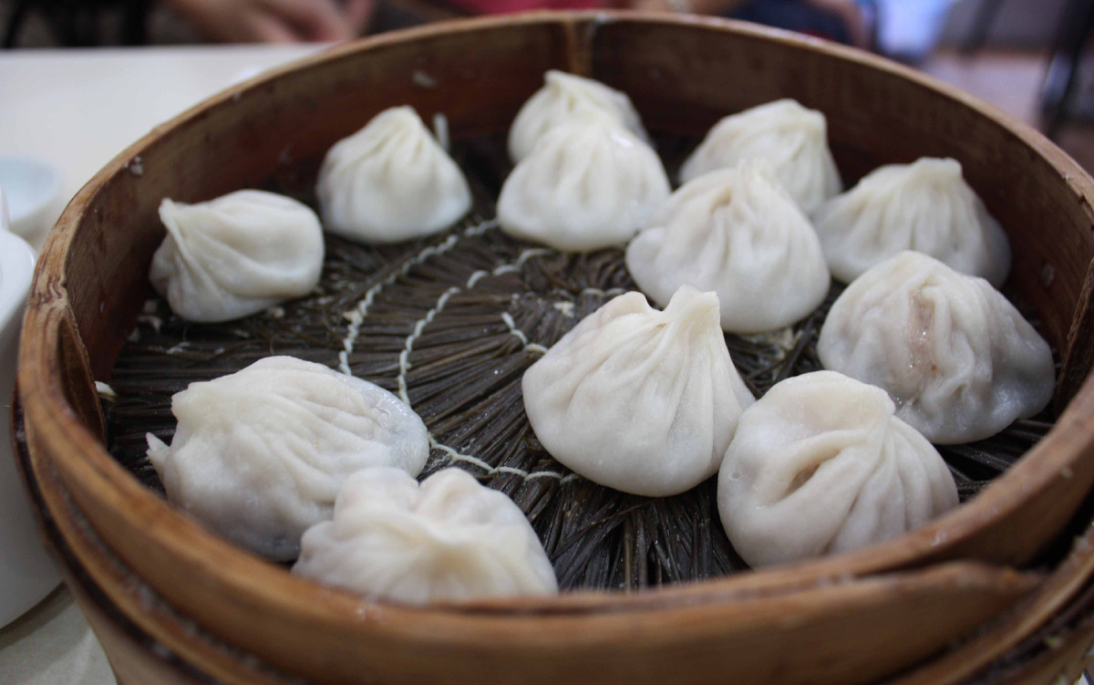 Сяолунбао (小籠包) — традиционные китайские пельмени из Шанхая и провинции Цзяннань, отличающиеся наличием горячего, ароматного бульона внутри.