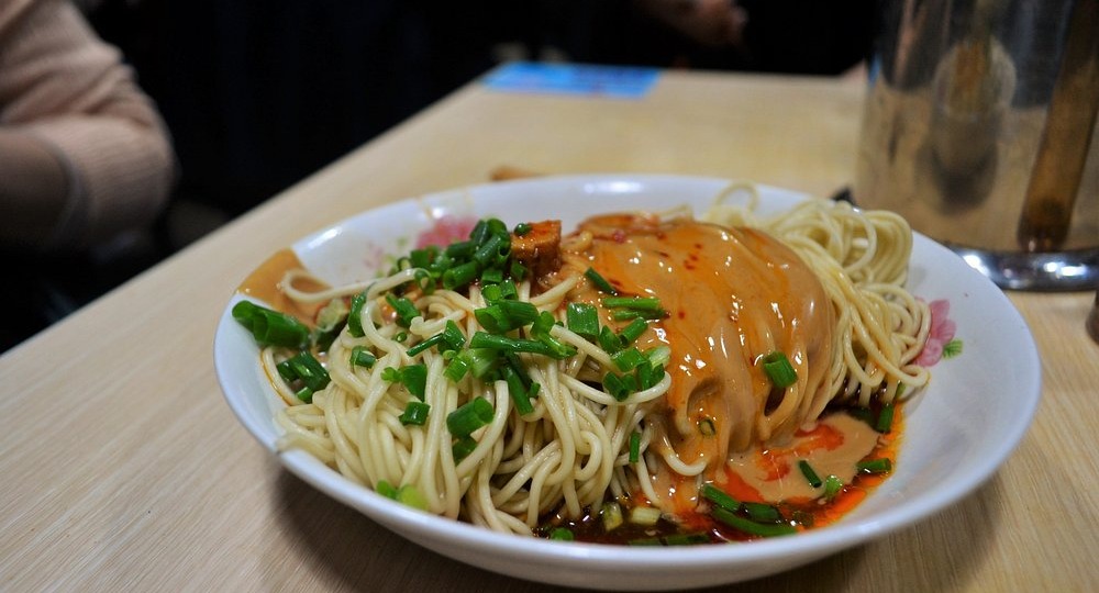 Где поесть в Шанхае дёшево и вкусно: 10 проверенных мест с адресами на китайском и ценами 2026