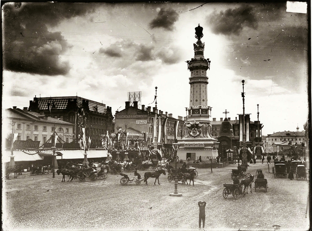Вид на Моисеевскую пл. со стороны Охотного ряда в время коронования императора Николая II