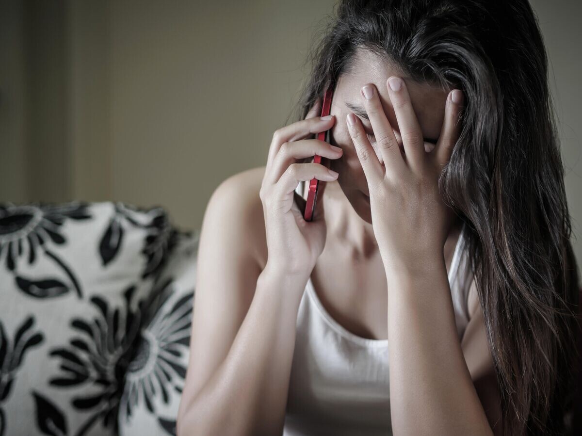    Девушка говорит по телефону | © Depositphotos.com / spukkato